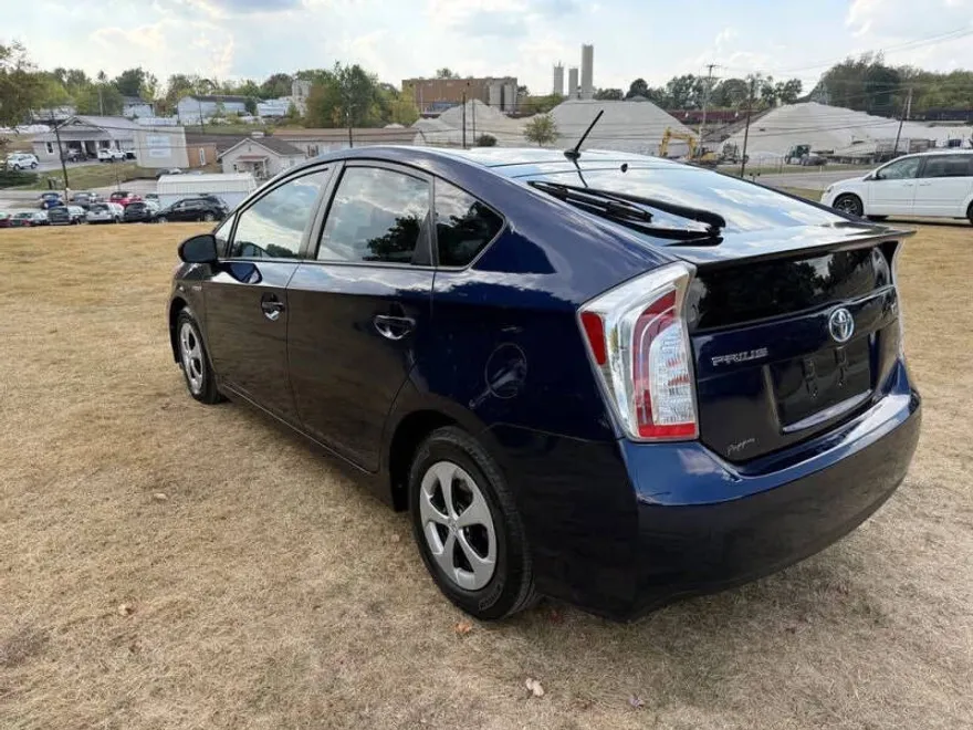 2013 Toyota Prius One photo 1