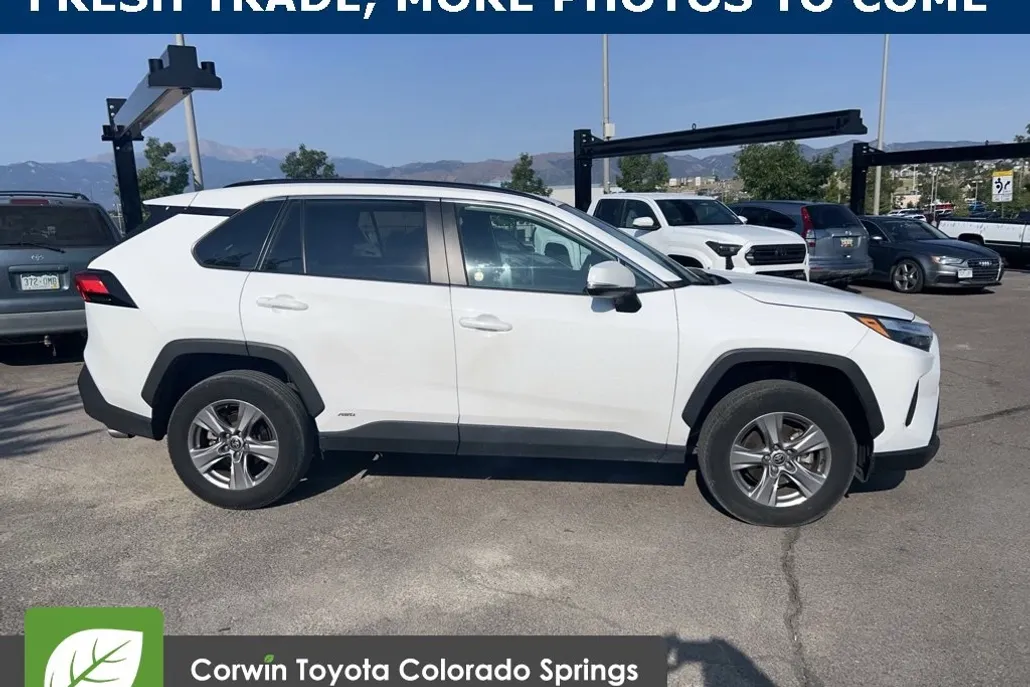 2024 Toyota RAV4 Hybrid XLE photo 1