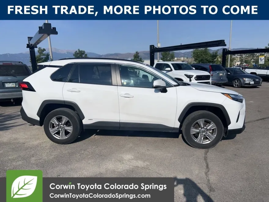 2024 Toyota RAV4 Hybrid XLE photo 1