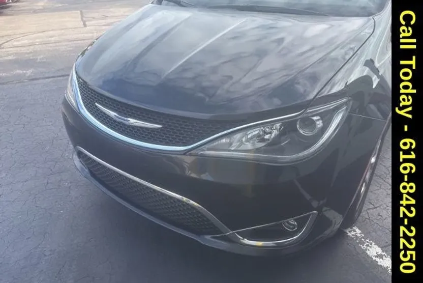 2018 Chrysler Pacifica Limited photo 1