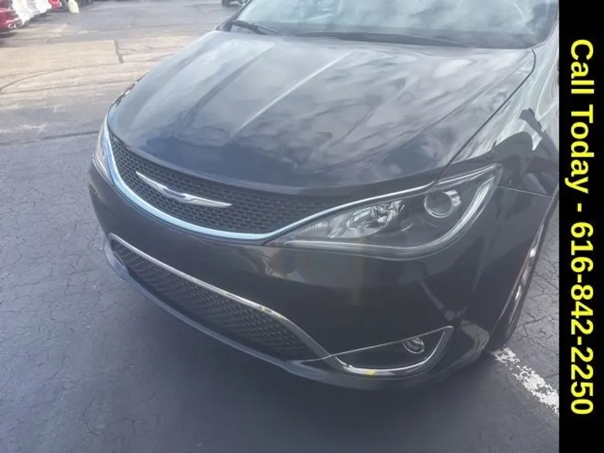 2018 Chrysler Pacifica Limited photo 1