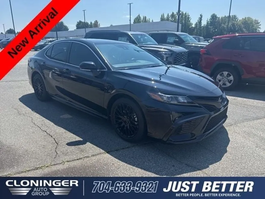 2024 Toyota Camry SE photo 1