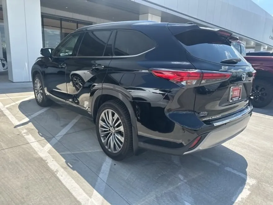 2021 Toyota Highlander Platinum photo 1