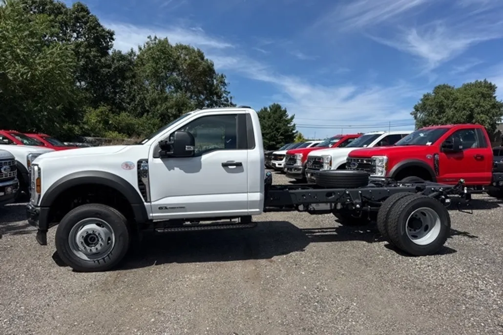 2025 Ford F-600 photo 1