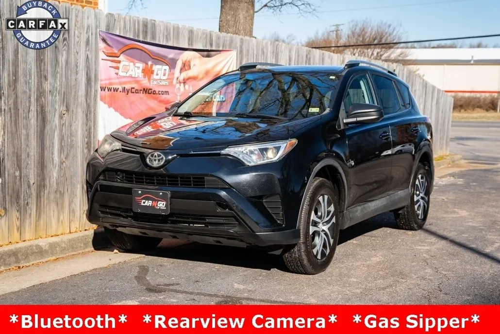 2017 Toyota RAV4 LE photo 1