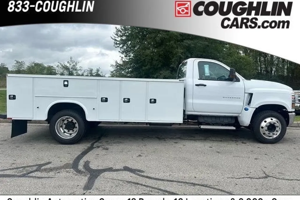2023 Chevrolet Silverado 6500HD Work Truck photo 1