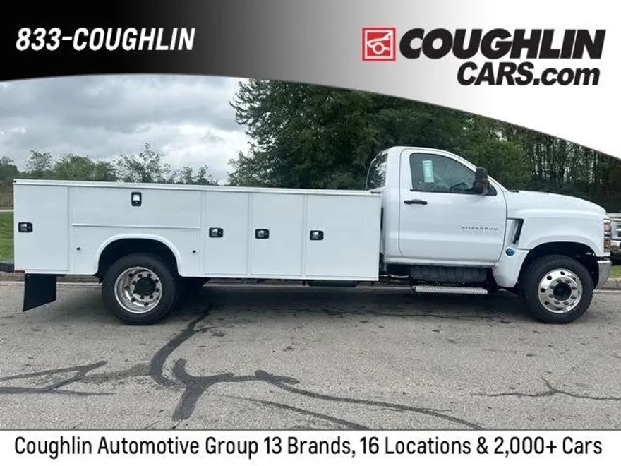 2023 Chevrolet Silverado 6500HD Work Truck photo 1