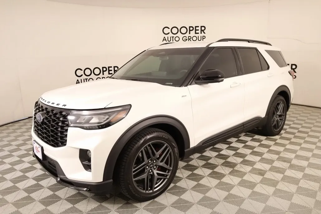 2025 Ford Explorer ST-Line photo 1