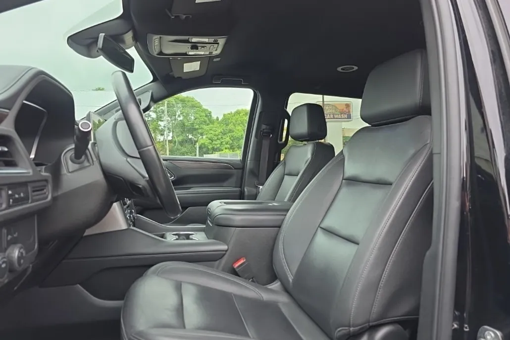 2023 Chevrolet Suburban LT photo 1