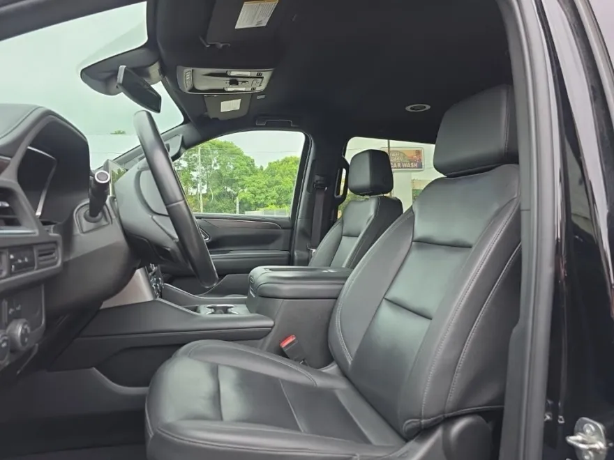 2023 Chevrolet Suburban LT photo 1