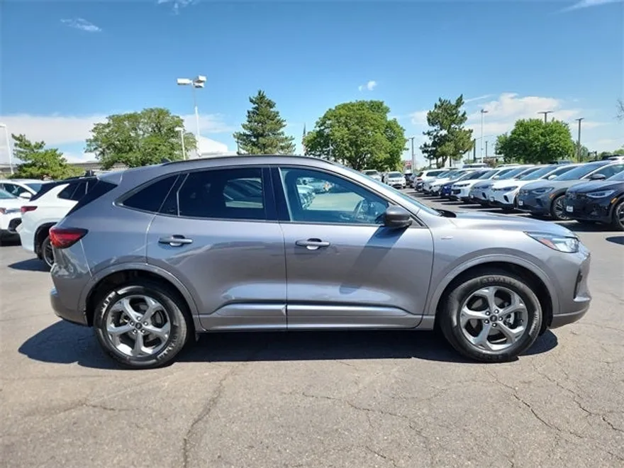 2023 Ford Escape ST-Line photo 1