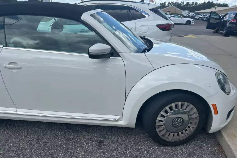 2013 Volkswagen Beetle 2.5L Convertible photo 1