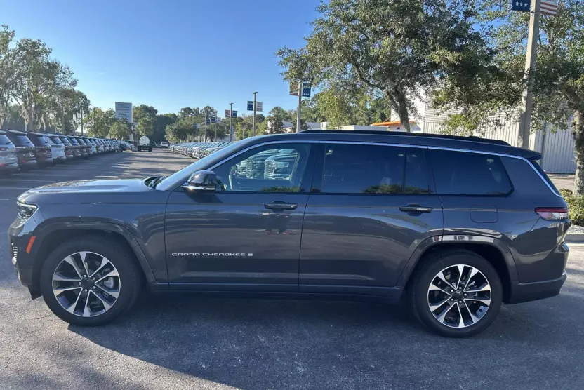 2025 Jeep Grand Cherokee Overland photo 1