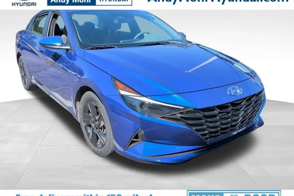 2023 Hyundai Elantra SEL photo 1
