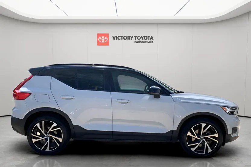 2021 Volvo XC40 R-Design AWD photo 1