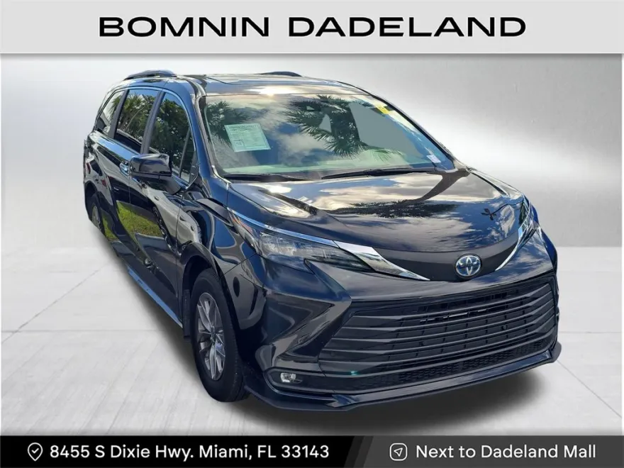 2025 Toyota Sienna XLE photo 1