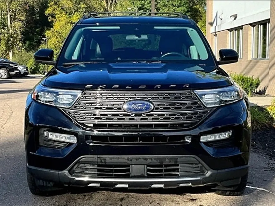 2023 Ford Explorer XLT photo 1