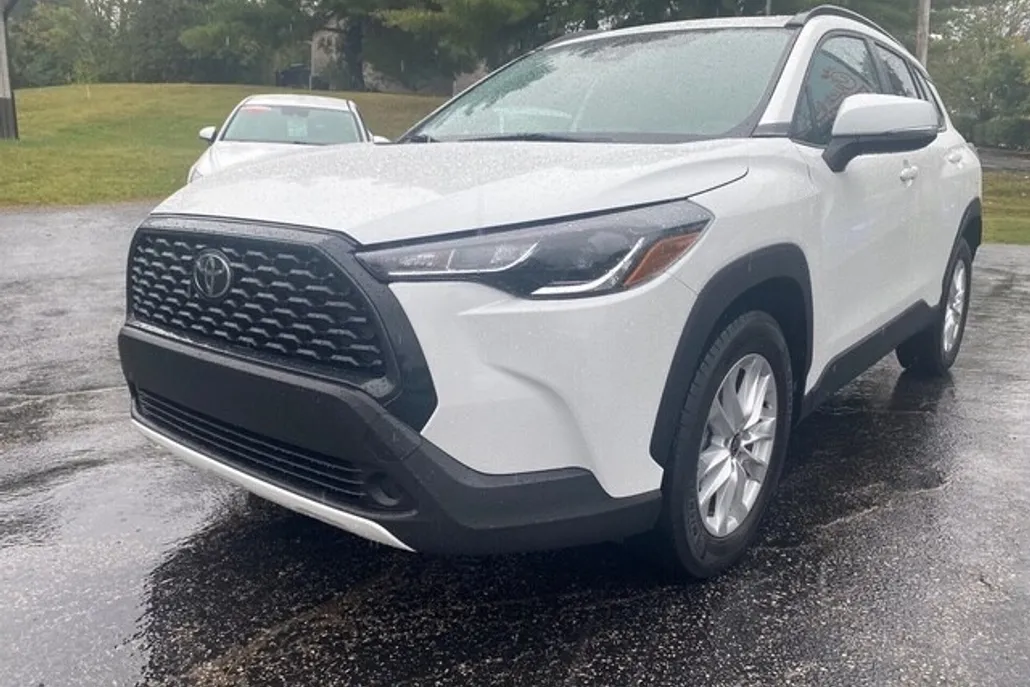 2022 Toyota Corolla Cross LE photo 1