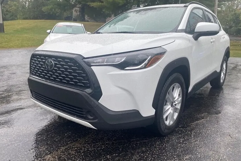 2022 Toyota Corolla Cross LE photo 1