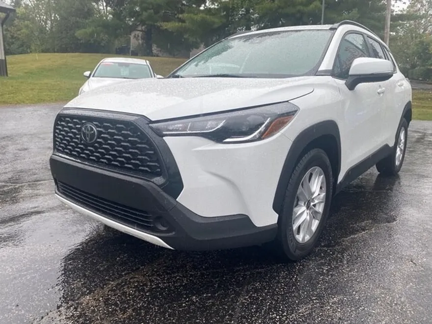 2022 Toyota Corolla Cross LE photo 1
