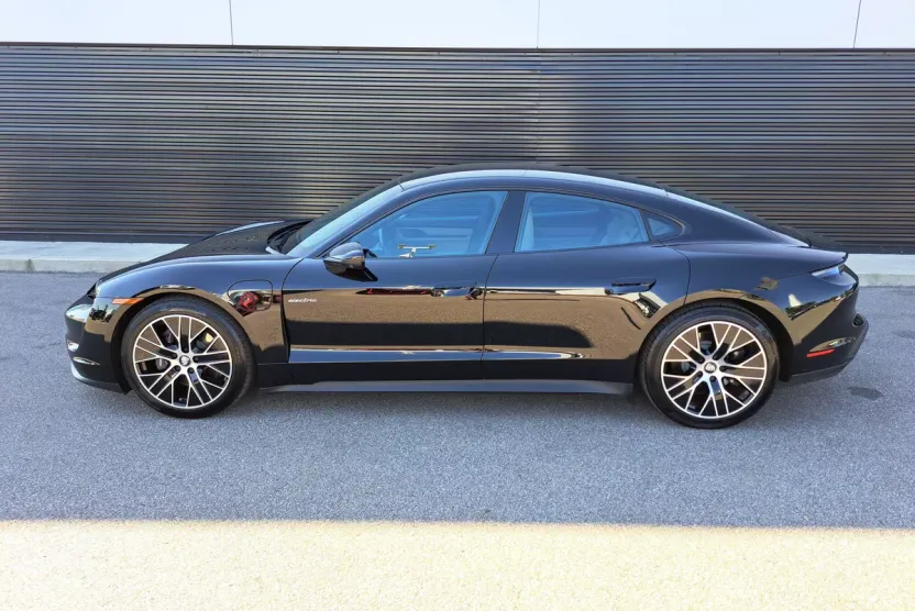 2022 Porsche Taycan photo 1