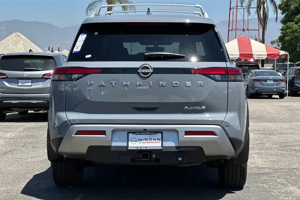 2025 Nissan Pathfinder Platinum photo 1