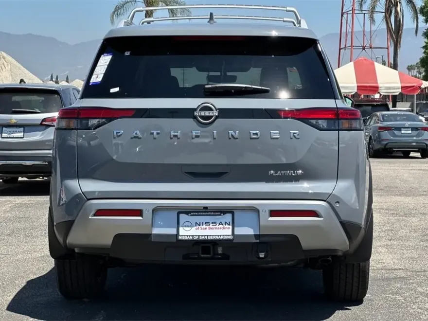 2025 Nissan Pathfinder Platinum photo 1
