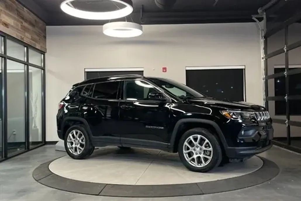 2023 Jeep Compass Latitude Lux photo 1