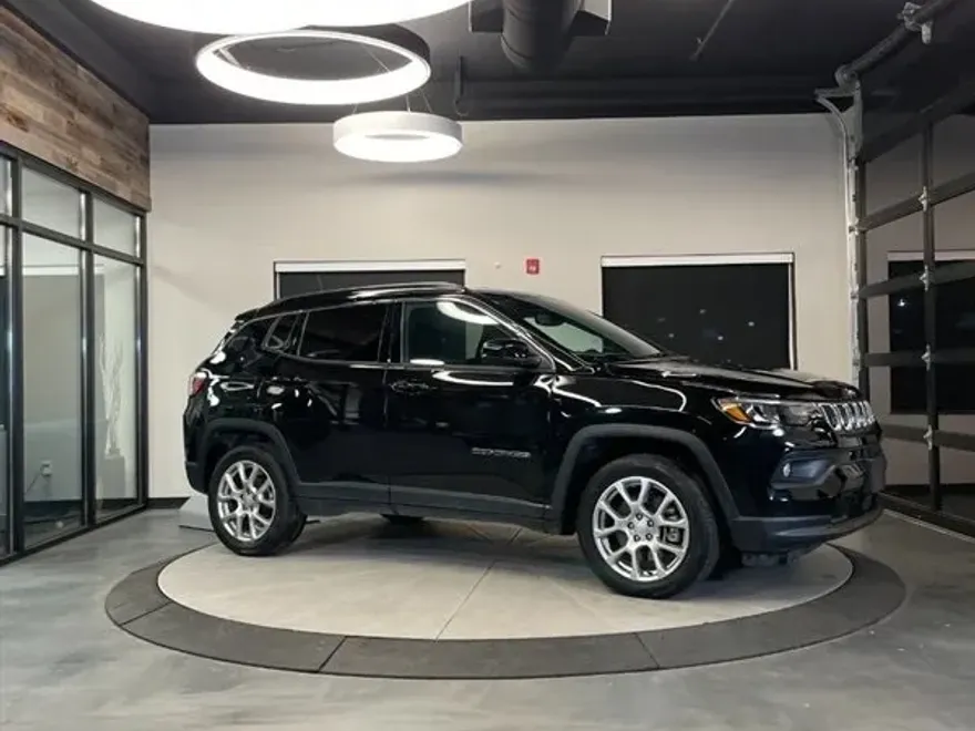2023 Jeep Compass Latitude Lux photo 1
