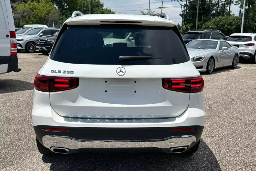 2024 Mercedes Benz GLB 250 photo 1