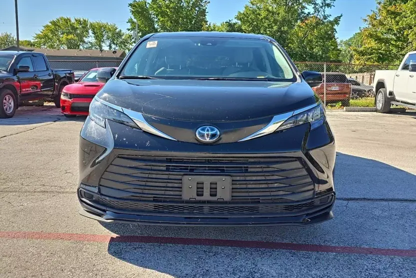2024 Toyota Sienna LE photo 1