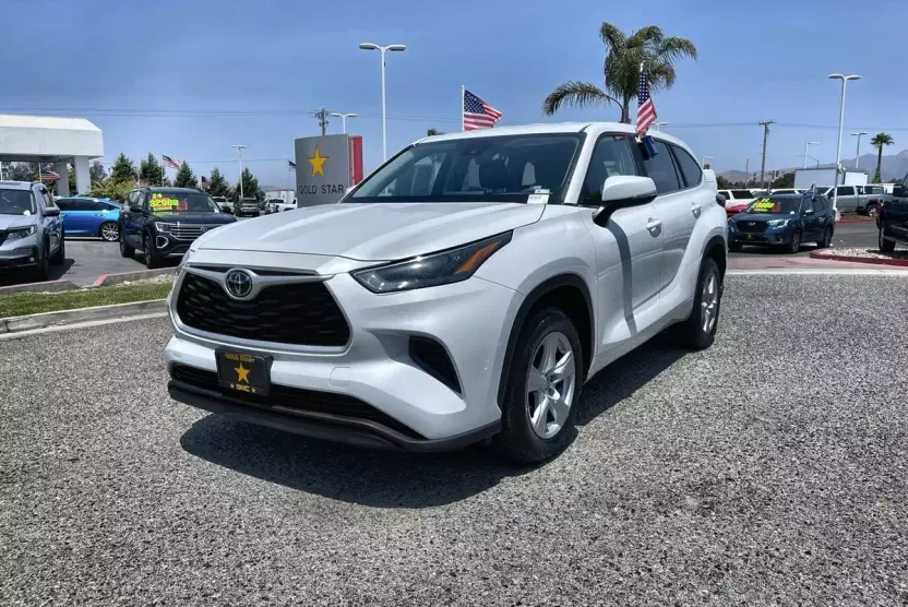 2023 Toyota Highlander L photo 1