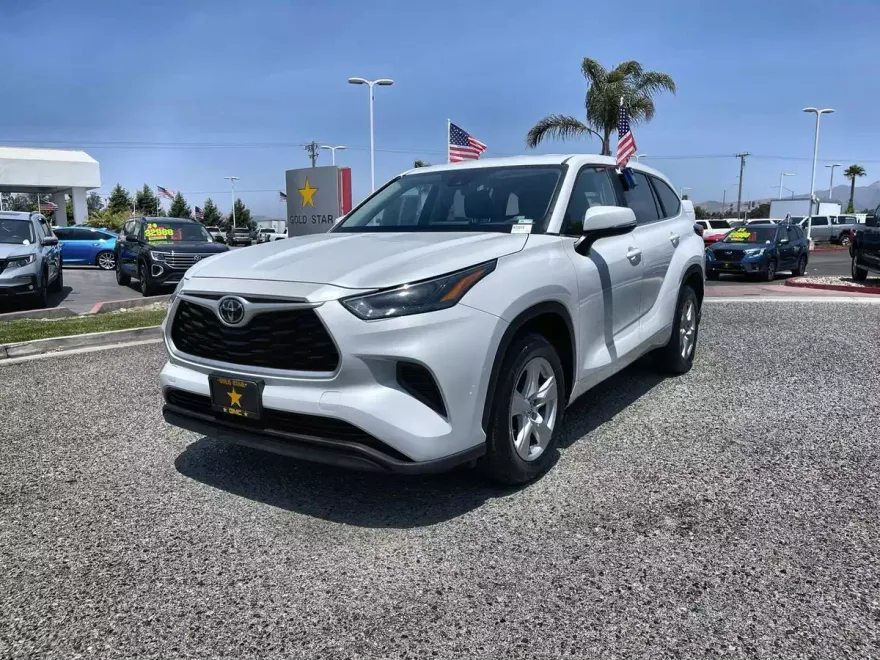2023 Toyota Highlander L photo 1