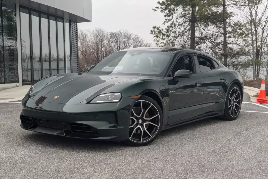 2025 Porsche Taycan photo 1