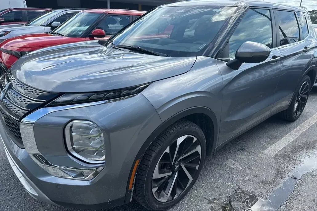 2024 Mitsubishi Outlander SE photo 1