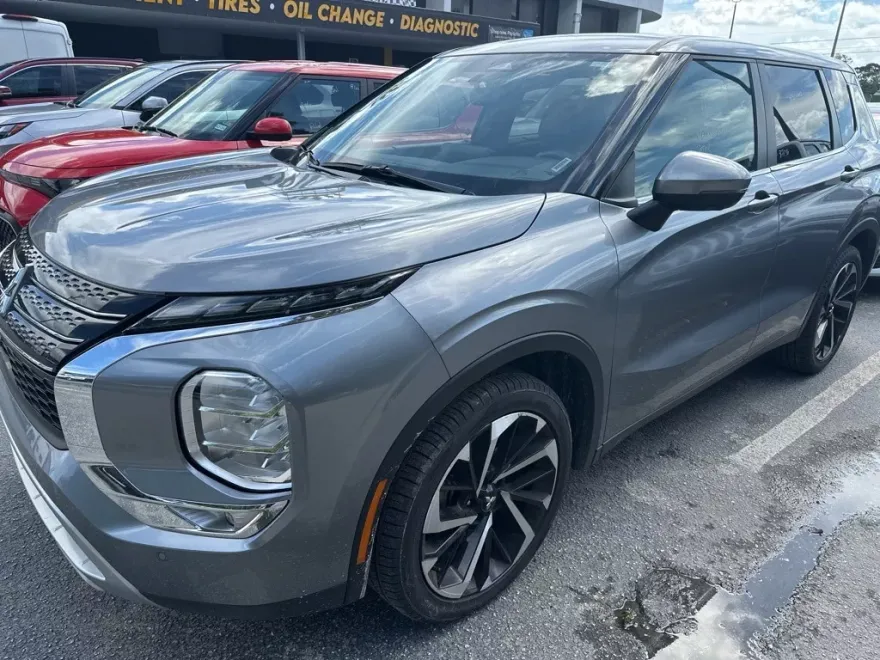 2024 Mitsubishi Outlander SE photo 1