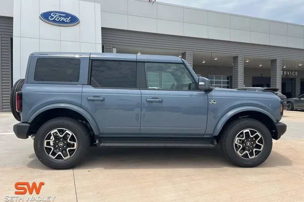 2025 Ford Bronco Outer Banks photo 1