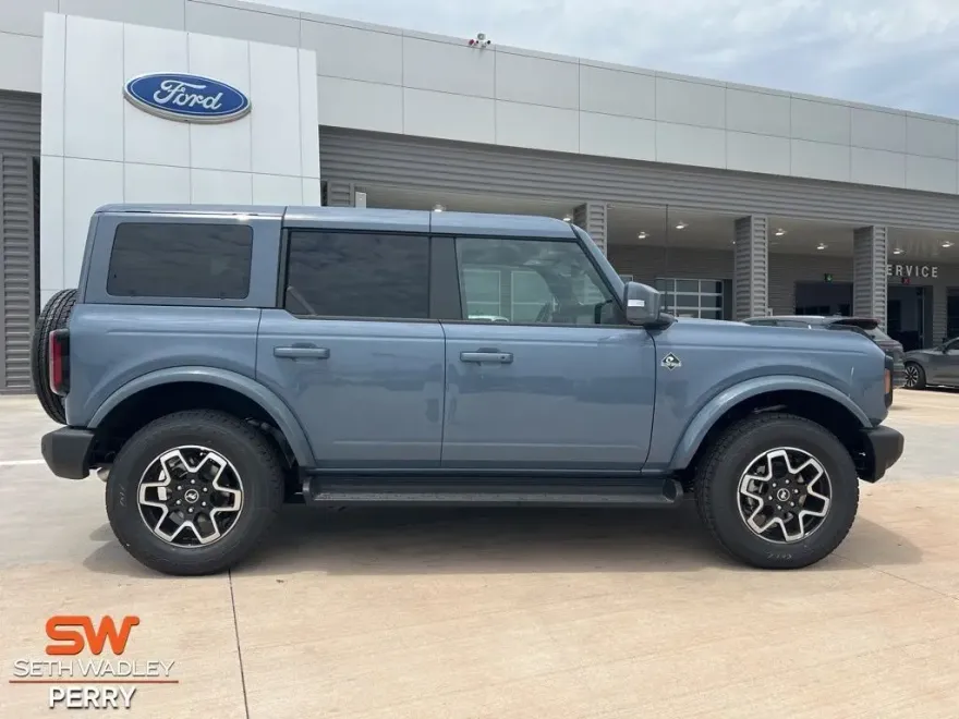 2025 Ford Bronco Outer Banks photo 1