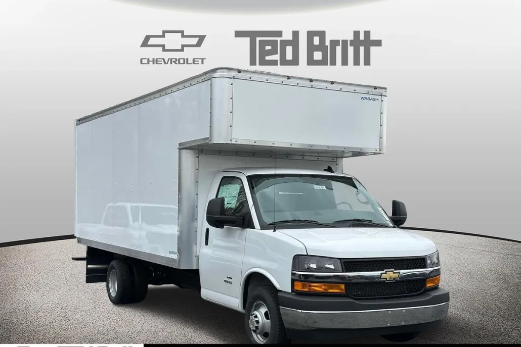 2024 Chevrolet Express Cutaway photo 1