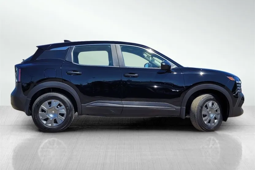 2025 Nissan Kicks S photo 1