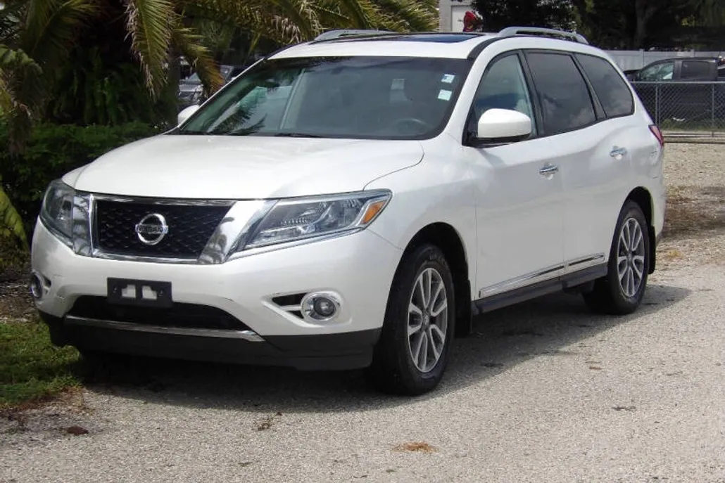 2016 Nissan Pathfinder SL photo 1