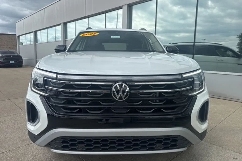 2025 Volkswagen Atlas Peak Edition SE photo 1