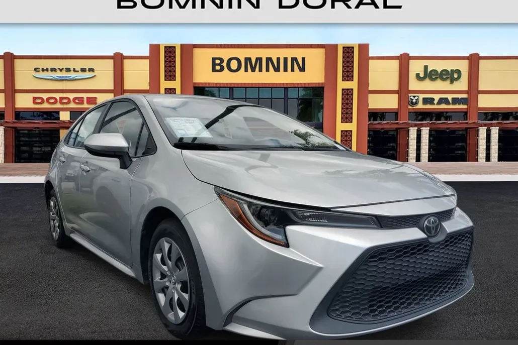 2021 Toyota Corolla LE photo 1
