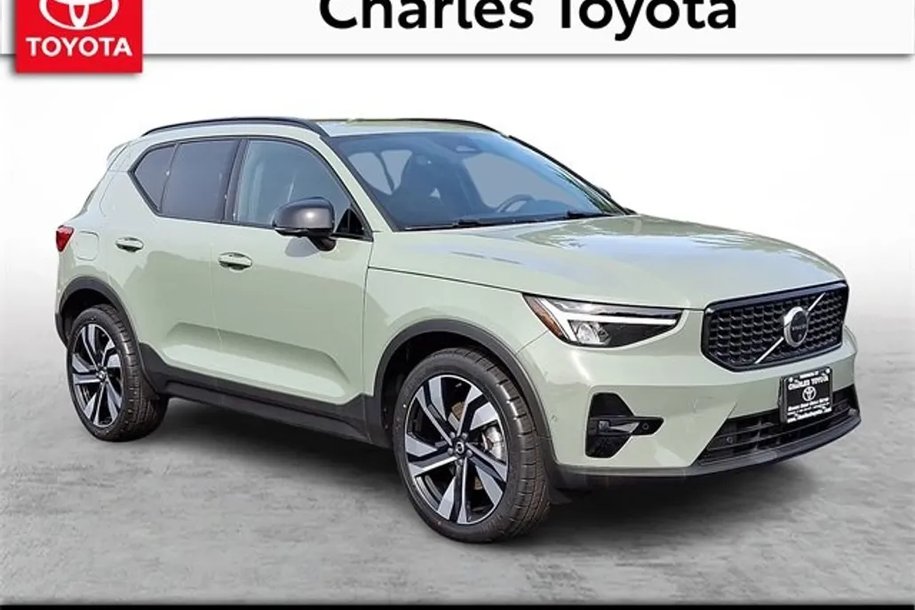 2023 Volvo XC40 Plus photo 1