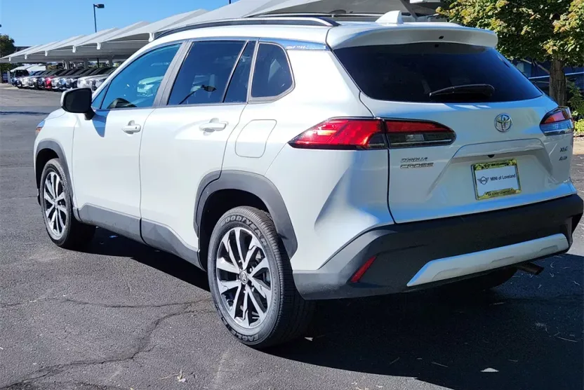 2022 Toyota Corolla Cross XLE photo 1