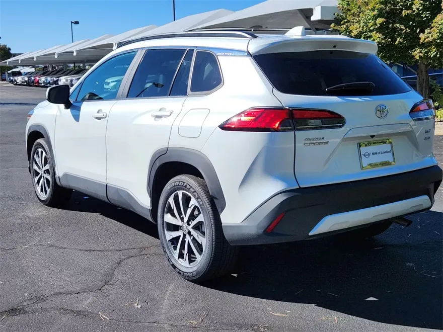 2022 Toyota Corolla Cross XLE photo 1