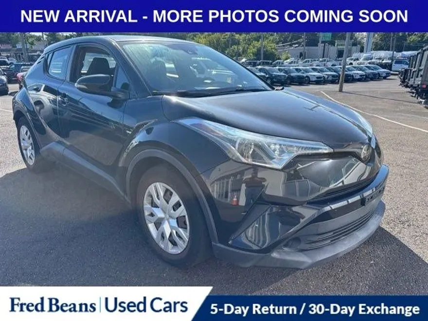 2019 Toyota C-HR LE photo 1
