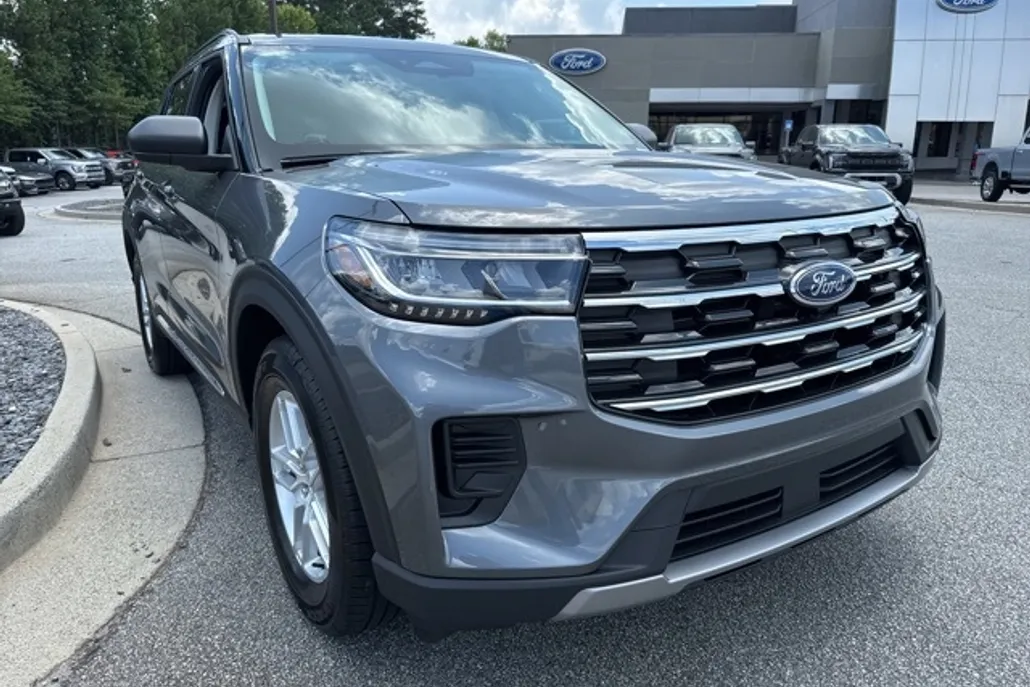 2025 Ford Explorer photo 1