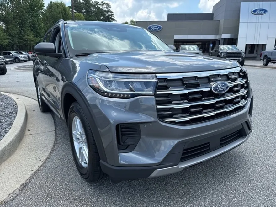 2025 Ford Explorer photo 1
