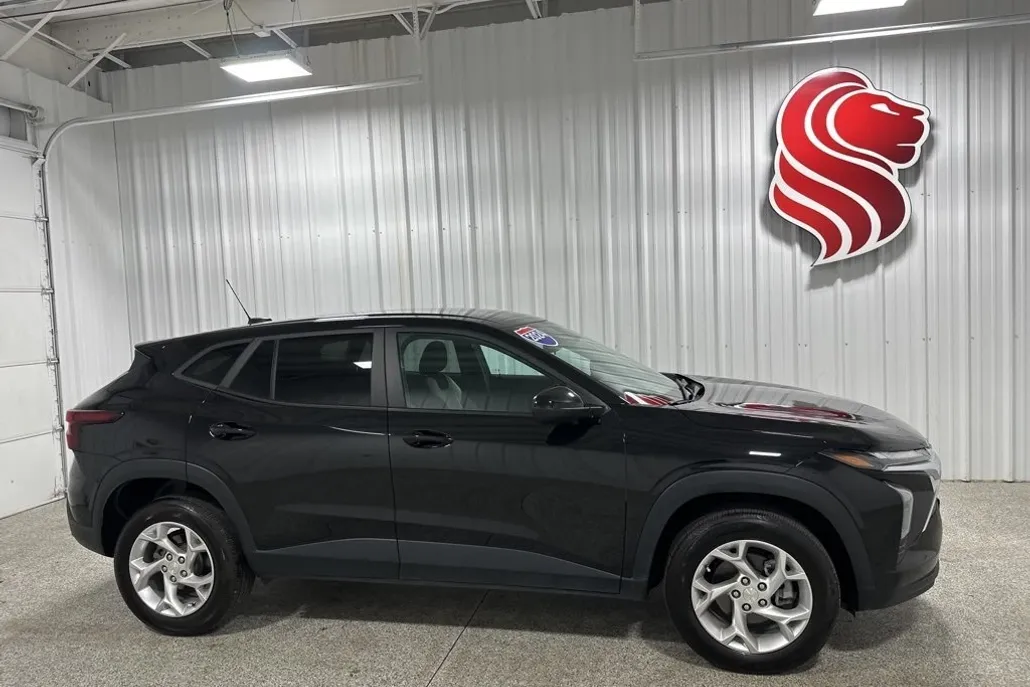 2024 Chevrolet Trax LS photo 1